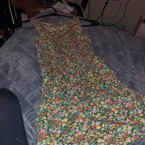 It is a green kids dress with flowers on it I’m selling it bc I grew out of it